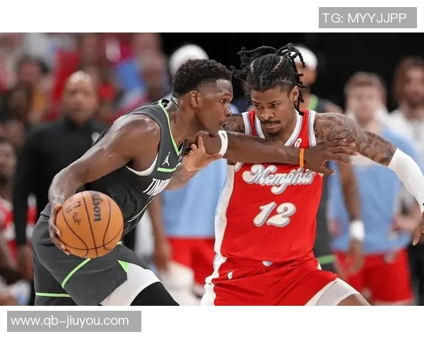 爱德华兹半场火力全开16投10中狂砍29分三分球命中率高达60 爱德华兹半场火力全开16投10中狂砍29分三分球命中率高达60