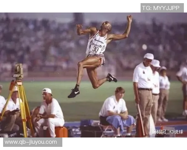 鲍威尔首节火力全开三分球三连击并制造三分犯规表现抢眼 鲍威尔首节火力全开三分球三连击并制造三分犯规表现抢眼